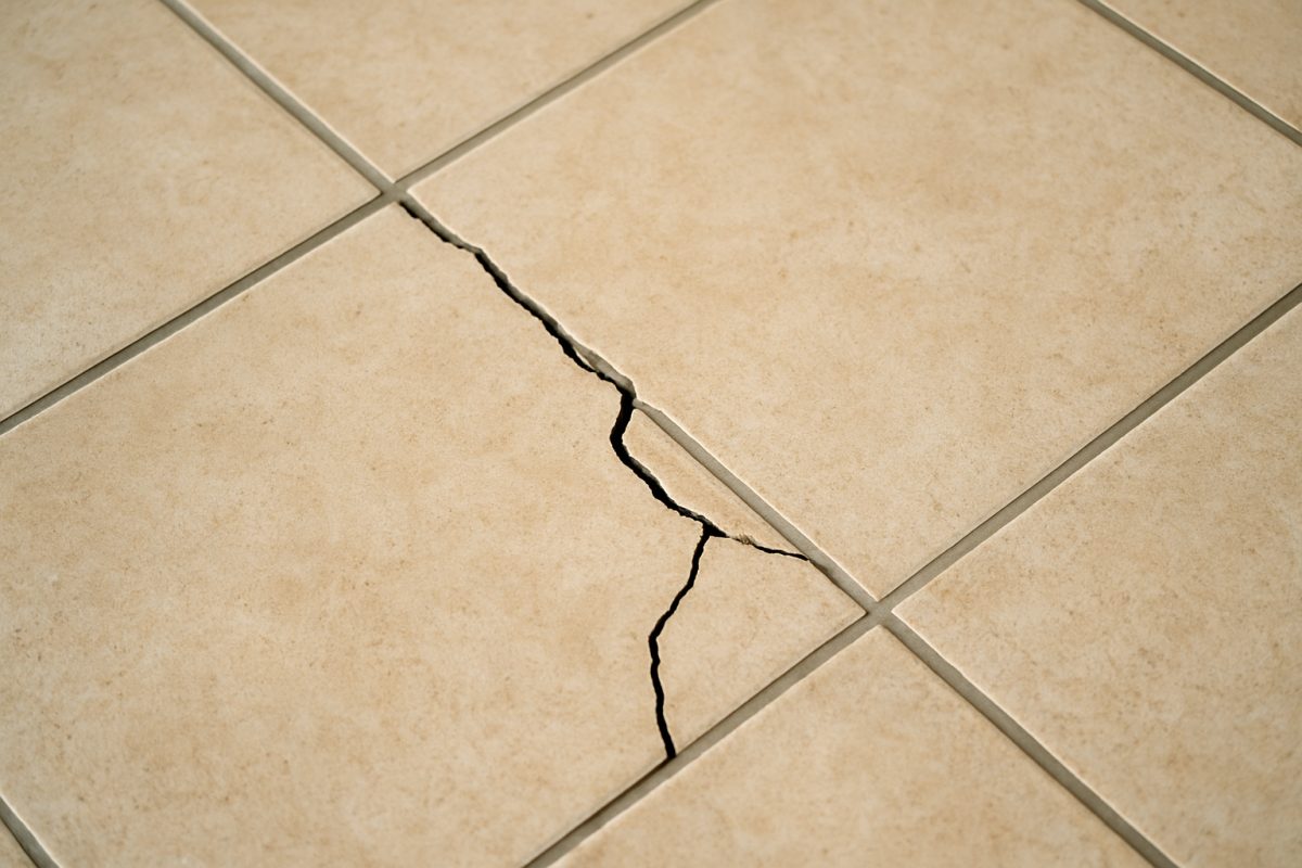 Carrelage qui se fissure : simple pose ou tassement du sol ?